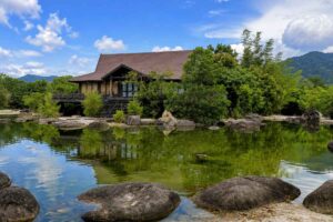 Ngắm ngôi nhà cổ ông Đặng Lê Nguyên Vũ từng sống tại M’Drắk trước khi chuyển vào nhà hang, với không gian giữa hồ nước và núi rừng.