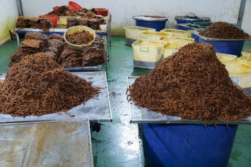Bắt 4 người trong đường dây 'hô biến' thịt trâu thành...khô bò