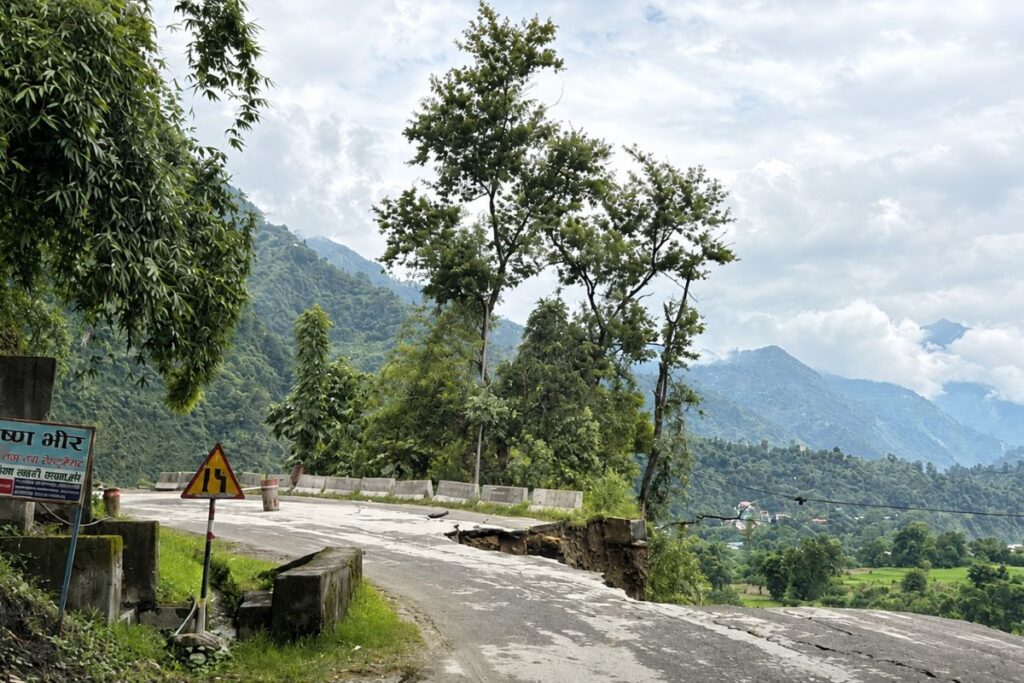 Sông Trishuli xói chân đường khiến một đoạn Prithvi Highway tại Krishnabhir bị sụt, làm gián đoạn tuyến Muglin–Kathmandu.