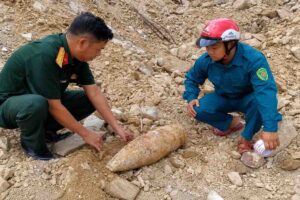 Thi công đường ĐT.773 ở Đồng Nai, công nhân phát hiện vật thể nghi là bom. Ban Chỉ huy Quân sự phường Xuân Lộc đã đến kiểm tra, xử lý.