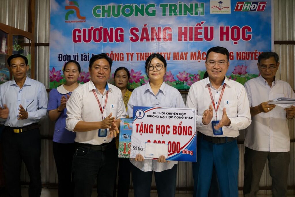 Từ 5 triệu đồng giúp thay đổi cuộc đời, tiến sĩ Võ Văn Sơn vượt khó, vận động hàng tỉ đồng trao hơn 2.000 suất học bổng.