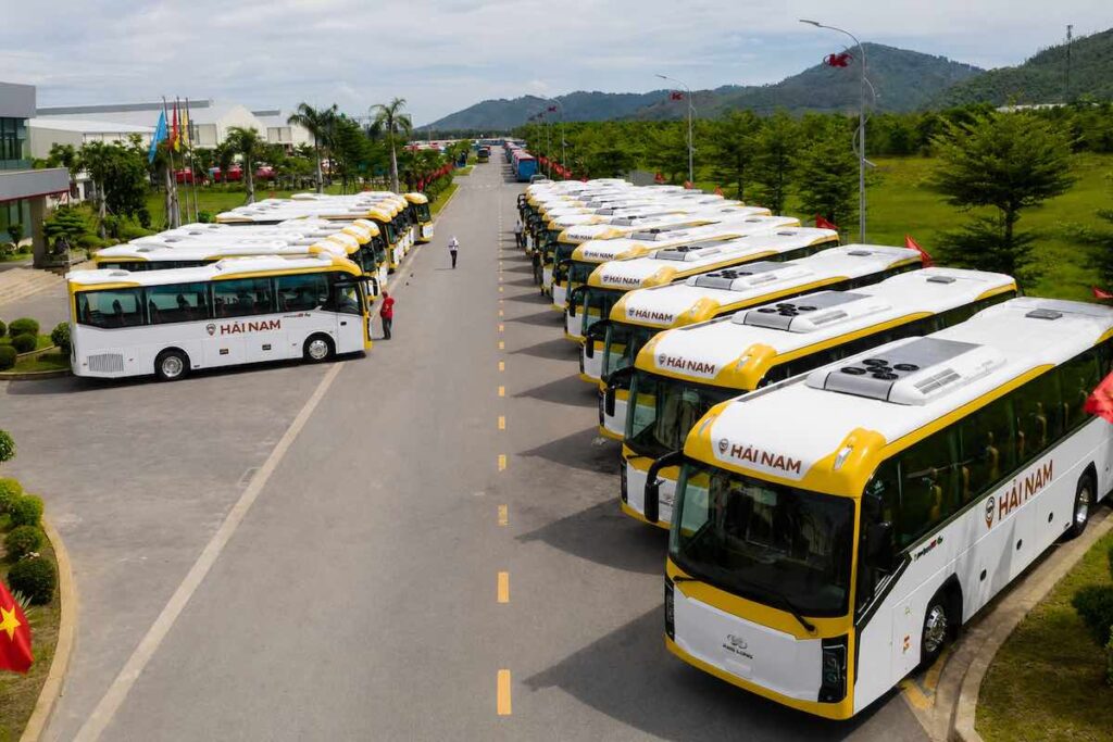 Từ ngày 29-8, tuyến xe khách Long Khánh - TPHCM chính thức hoạt động với 30 xe limousine, tần suất 30 phút/chuyến.