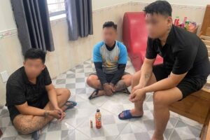 Kiểm tra phòng 205 tại Nhà nghỉ P.A. ở Đồng Nai, công an phát hiện ba thanh niên có biểu hiện nghi vấn và dương tính với ma túy.