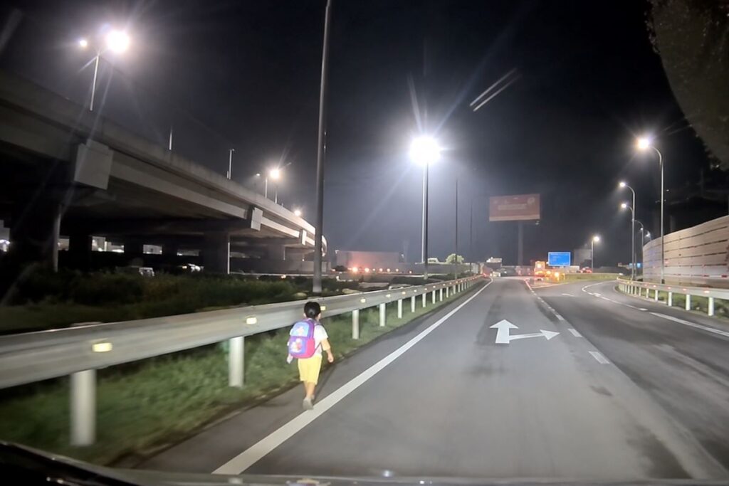 Bé trai đi lạc trên đường dẫn cao tốc lúc nửa đêm, được tài xế phát hiện và hỗ trợ kịp thời, câu chuyện khiến nhiều người xúc động.