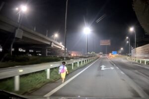 Bé trai đi lạc trên đường dẫn cao tốc lúc nửa đêm, được tài xế phát hiện và hỗ trợ kịp thời, câu chuyện khiến nhiều người xúc động.