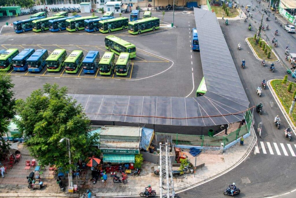 Bến xe buýt Quận 8 được chỉnh trang, tổ chức lại lối ra vào, bổ sung hạ tầng, góp phần thuận tiện hơn cho hành khách và phương tiện.