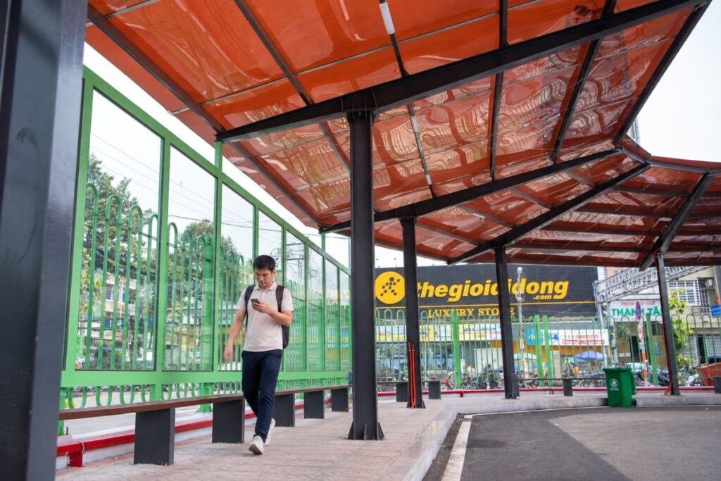 Bến xe buýt Quận 8 được chỉnh trang với mái che, lối đi và khu vực đón khách khang trang, thuận tiện hơn cho người dân.