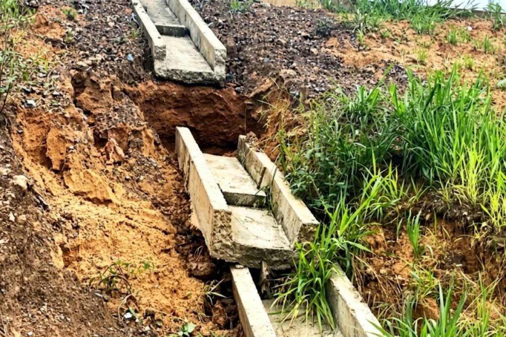 Đồng Nai yêu cầu khẩn trương gia cố, bảo vệ kết cấu hạ tầng cao tốc Biên Hòa - Vũng Tàu trước nguy cơ xói lở, sạt trượt mùa mưa.