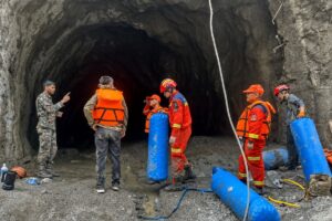 Cứu hộ đường hầm thủy điện Nepal tiếp tục sau lũ, khi binh sĩ tìm cách tiếp cận các công trình ngầm ở Upper Trishuli.