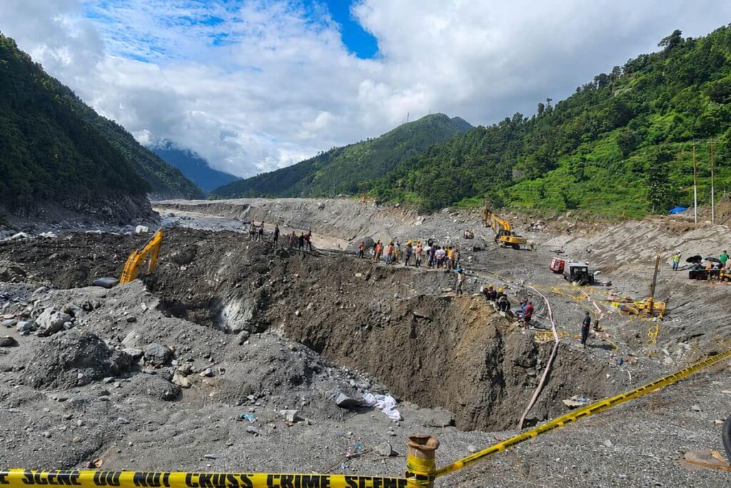 Lực lượng Nepal dùng máy xúc và thiết bị cứu hộ tại các dự án thủy điện ở Rasuwa, nơi nhiều công trình bị bùn đá tàn phá.