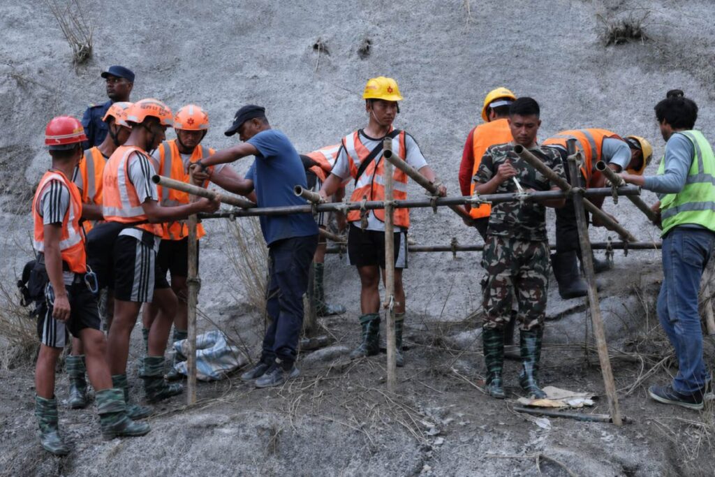 Các đội cứu hộ tiếp tục mở đường tiếp cận Upper Trishuli 3A, nơi nước và bùn đá cản trở việc vào khu vực công trình ngầm.