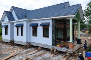 Di dời căn nhà 300 tấn ở xã Xuân Phú, TP Đồng Nai để nhường mặt bằng thi công đường ĐT773, kết nối sân bay Long Thành.