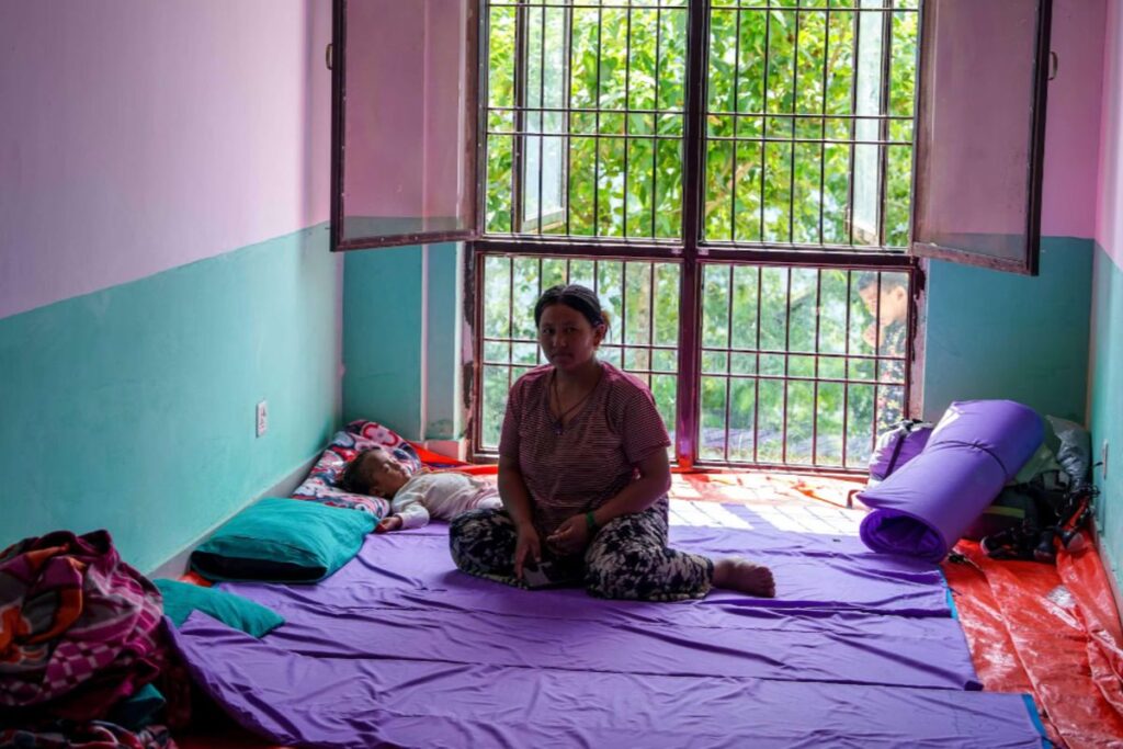 Hàng nghìn người Nepal phải sống tại điểm trú tạm, dùng chung chỗ ngủ, nước sạch và các dịch vụ cơ bản sau khi mất nhà.