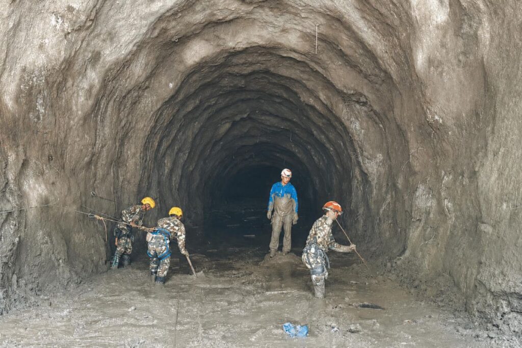 Đội cứu hộ đường hầm Ấn Độ phối hợp Quân đội Nepal tại Chilime, tăng cường tìm kiếm người mất tích sau trận lũ Bhotekoshi.