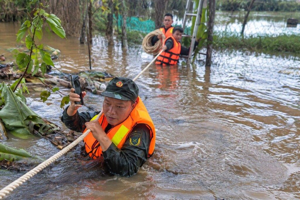Đồng Nai huy động bộ đội, công an hỗ trợ người dân vùng ngập, di dời tài sản và ứng phó nước lũ đang dâng cao.