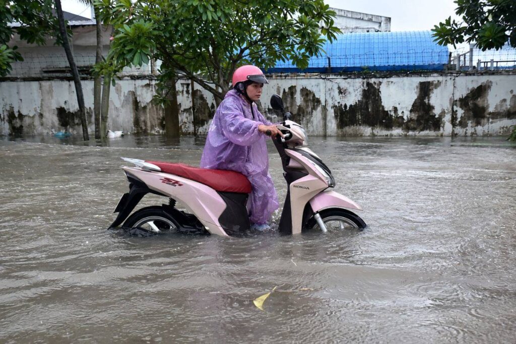 Mưa lớn khiến nhiều tuyến đường ở Đồng Nai ngập sâu, giao thông gặp khó khăn. Hình ảnh ghi lại cảnh người dân chật vật di chuyển qua vùng nước.