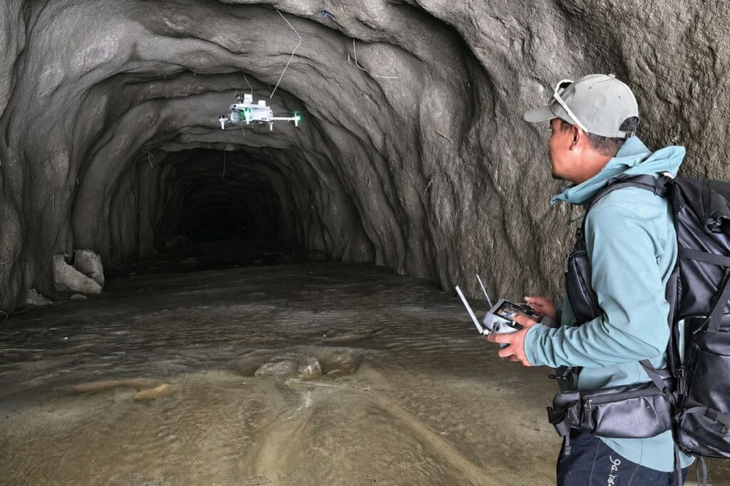 Drone được đưa vào cửa hầm Rasuwagadhi để hỗ trợ tìm kiếm người mất tích trong các công trình thủy điện ngầm sau trận lũ Nepal.