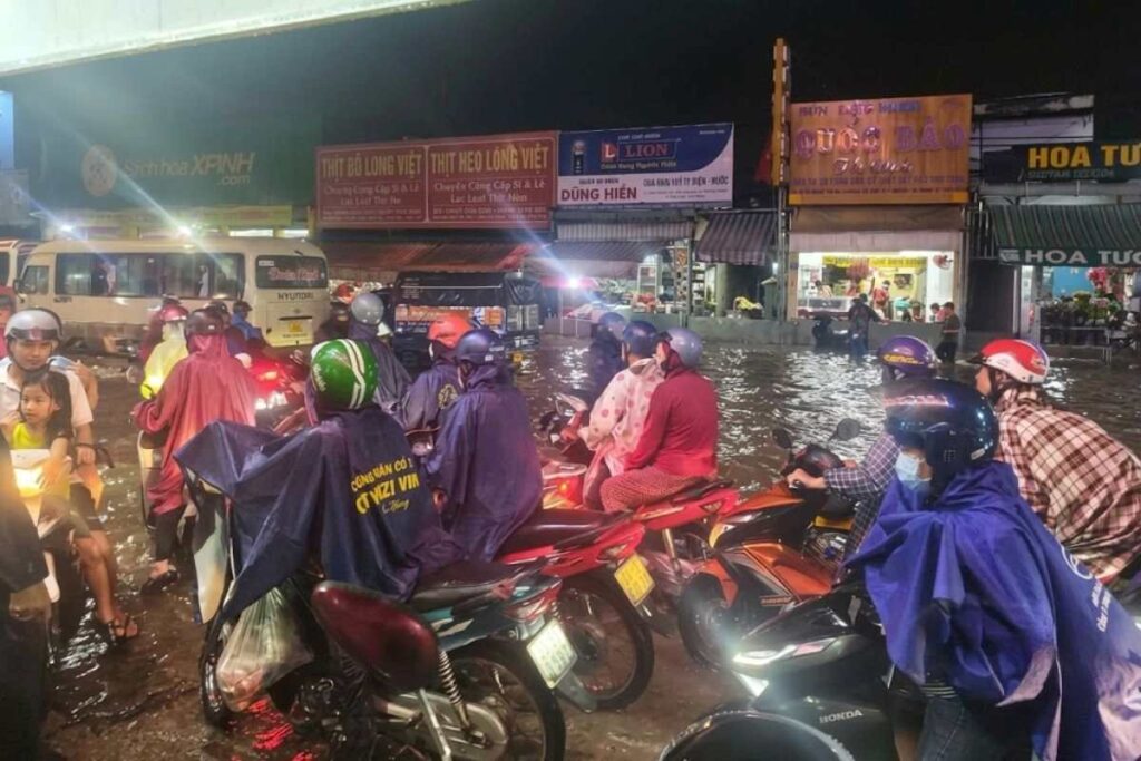 Mưa lớn khiến đường Bùi Văn Hòa ở Đồng Nai ngập sâu, nhiều xe máy chết máy, giao thông đi lại khó khăn.