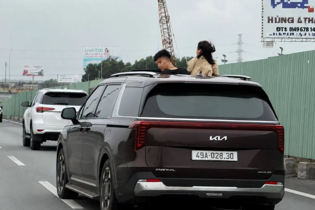 Hai trẻ thò đầu qua cửa sổ trời khi ô tô chạy trên cao tốc TP.HCM - Long Thành - Dầu Giây, nữ tài xế bị phạt 5,9 triệu đồng.
