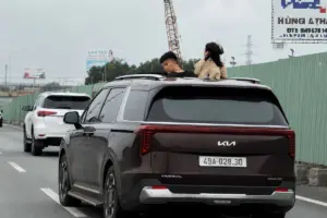 Hai trẻ thò đầu qua cửa sổ trời khi ô tô chạy trên cao tốc TP.HCM - Long Thành - Dầu Giây, nữ tài xế bị phạt 5,9 triệu đồng.