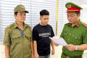 Khởi tố bị can Trần Tiến Đạt liên quan vụ tai nạn khiến một người tử vong tại TP Đồng Nai, khi xe mô tô 3 bánh chở nặng lao xuống mương.