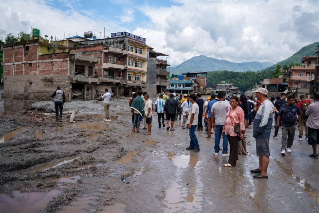 Sau lũ Nepal, người dân trở lại các khu dân cư phủ bùn để đánh giá thiệt hại và tìm cách khôi phục cuộc sống.