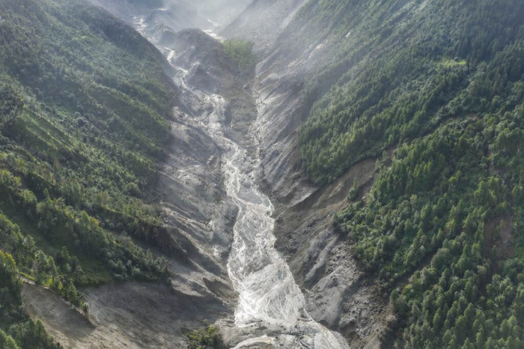 Langtang bị cô lập dù không chịu lũ trực tiếp vì đường, cầu và lối mòn qua Syabrubesi bị phá hủy.