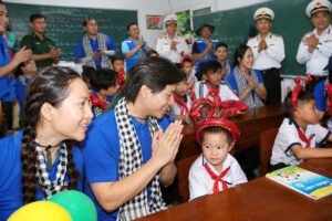 16 năm, người lính biên phòng Trần Bình Phục gắn bó với lớp học tình thương Hòn Chuối, dạy chữ cho nhiều thế hệ trẻ em trên đảo