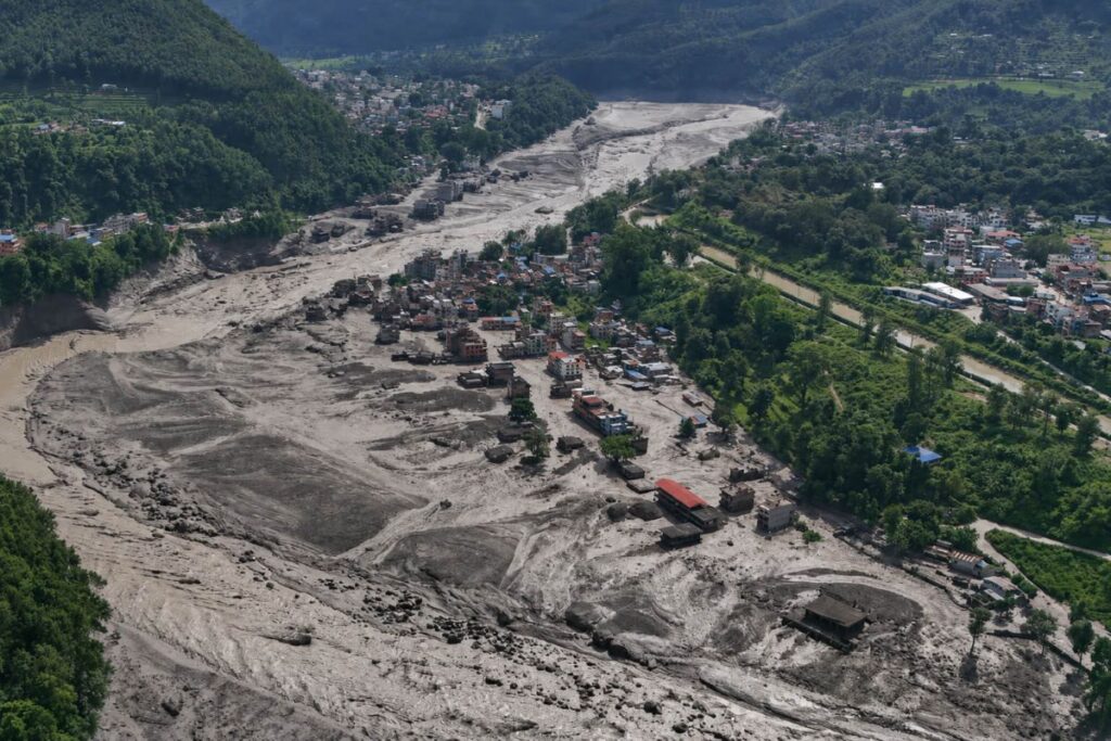 Lũ quét Nepal để lại bùn đá, nhà cửa hư hại và mạng giao thông bị chia cắt dọc sông Trishuli.