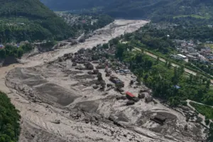 Lũ quét Nepal để lại bùn đá, nhà cửa hư hại và mạng giao thông bị chia cắt dọc sông Trishuli.