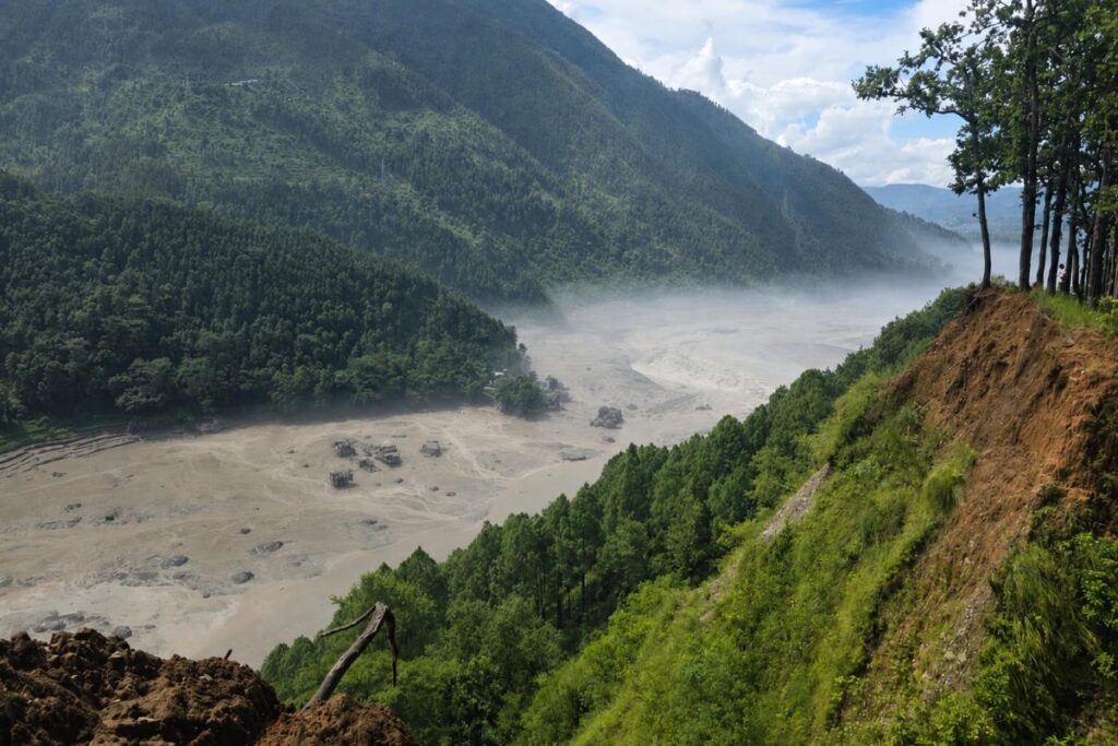 Lũ quét Nepal cuốn bùn đá qua thung lũng Bhotekoshi–Trishuli, phá vỡ nhiều tuyến kết nối miền núi.