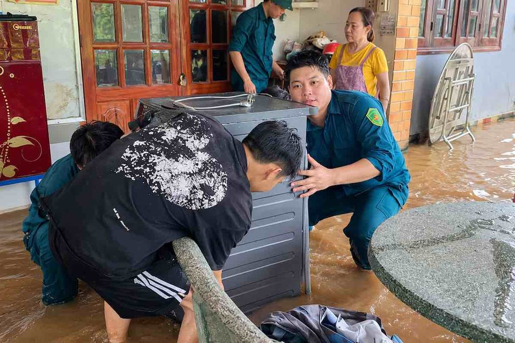 Mưa lớn gây ngập sâu tại phường Phước Tân, Đồng Nai, ảnh hưởng khoảng 320 hộ dân. Các lực lượng hỗ trợ người dân ứng phó, di dời tài sản.