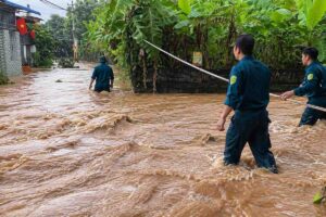 Mưa lớn gây ngập sâu tại phường Phước Tân, Đồng Nai, ảnh hưởng khoảng 320 hộ dân. Lực lượng chức năng hỗ trợ người dân vùng ngập.