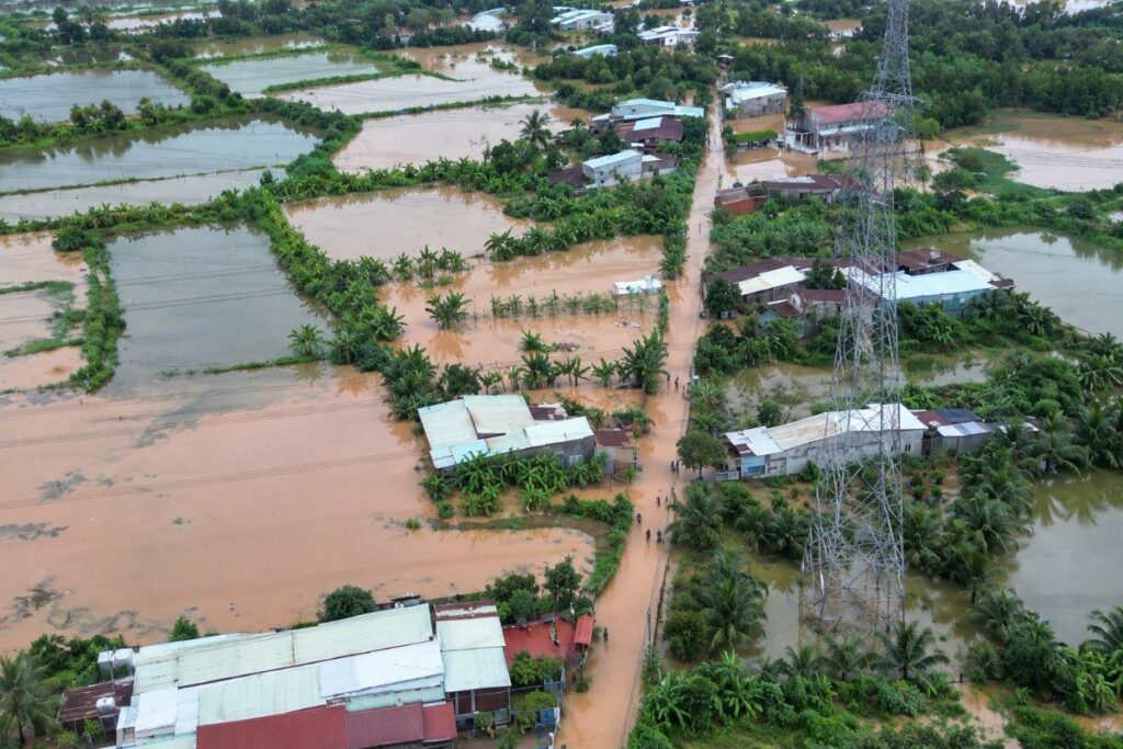 Nước sông Thao dâng cao gây ngập sâu khu dân cư ấp Sông Mây, Đồng Nai. Người dân kể lại khoảnh khắc nước lũ tràn vào nhà trong đêm.