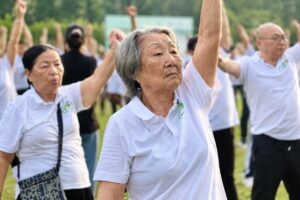 Người cao tuổi khỏe mạnh có thể duy trì hoạt động thể lực, tham gia cộng đồng và sống độc lập nếu được chăm sóc đúng cách.