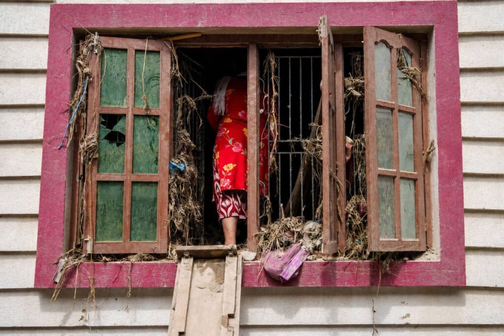 Người dân Nepal trở lại những căn nhà hư hại sau lũ, tìm lại tài sản và dấu vết của cuộc sống trước khi bùn đá tràn qua.