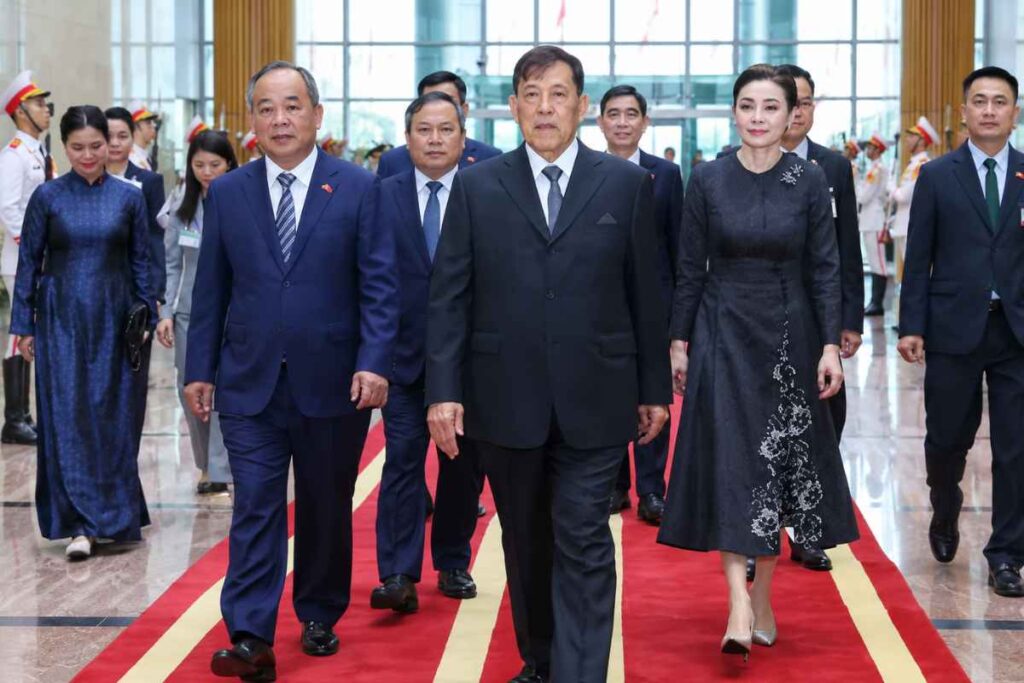 Nhà vua Thái Lan và Hoàng hậu tự lái chuyên cơ đến Hà Nội, bắt đầu chuyến thăm cấp Nhà nước Việt Nam từ ngày 14 đến 16/9.