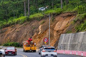 Ôtô của nữ du khách trượt hơn 10 m xuống sườn đồi gần đèo Prenn, may mắn mắc vào cây thông; tài xế không bị thương.