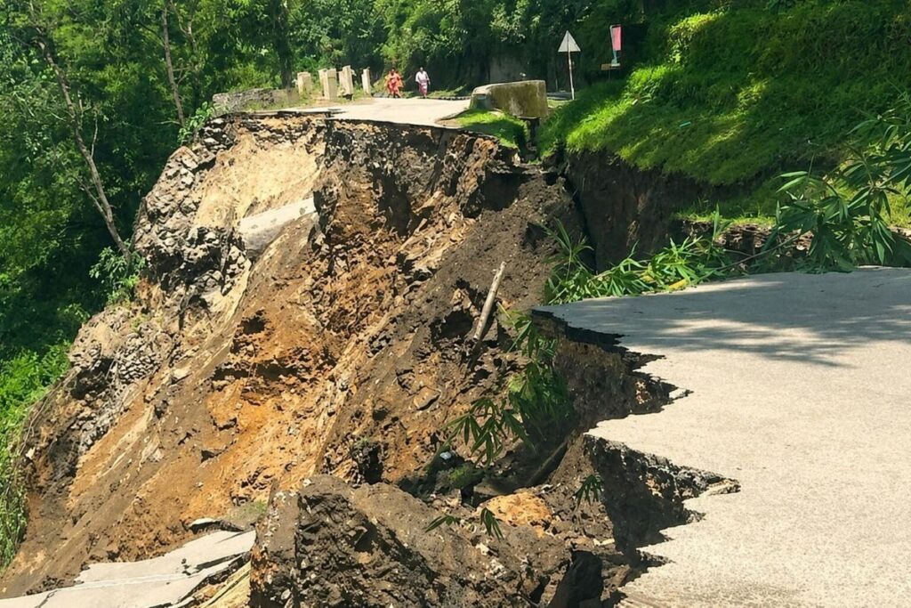 Prithvi Highway bị sụt tại Krishnabhir, làm gián đoạn tuyến giao thông then chốt nối Kathmandu với bên ngoài.