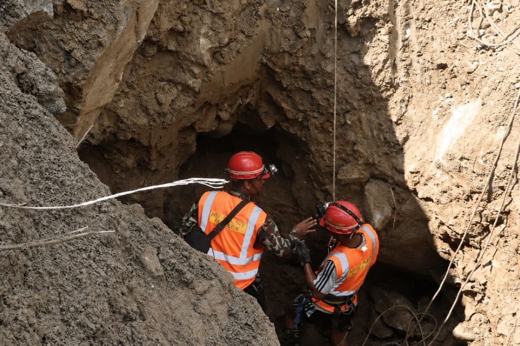 Quân đội Nepal triển khai tìm kiếm sau lũ trong bối cảnh công tác cứu nạn phải dựa nhiều vào lực lượng và thiết bị huy động tại chỗ.