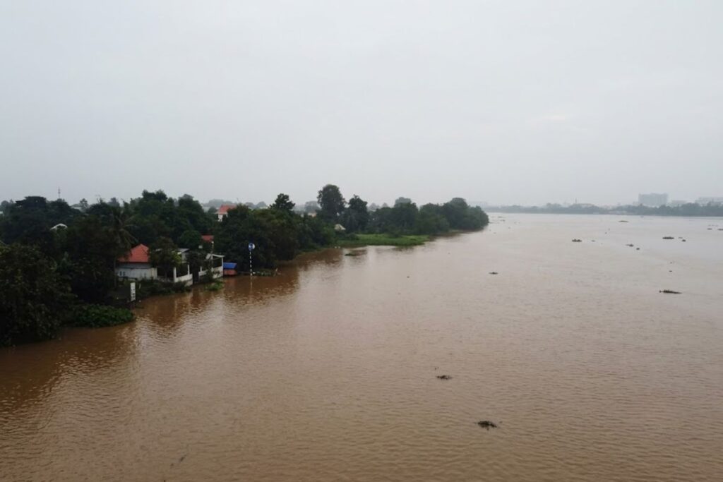 Cảnh báo lũ trên sông Đồng Nai, mực nước dâng cao, nguy cơ ngập lụt và sạt lở tại các vùng trũng thấp, ven sông.