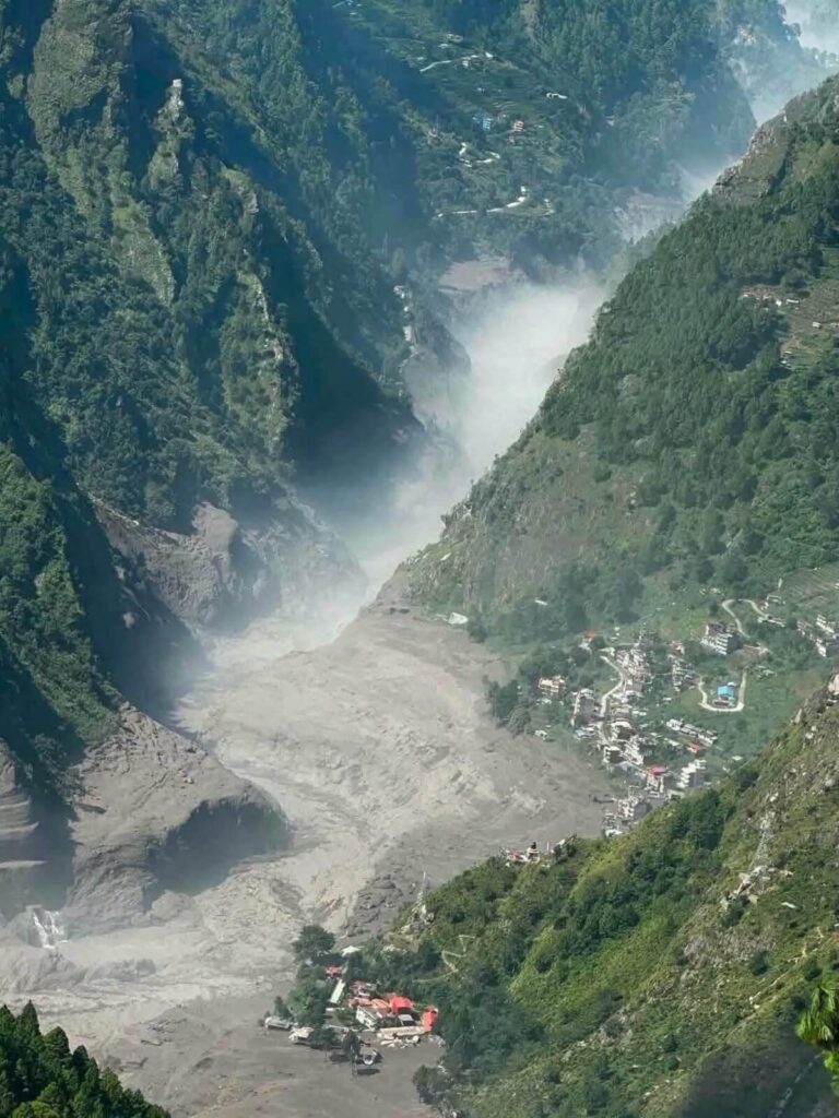 Bài toán tái định cư sau lũ Nepal trở nên khó hơn giữa địa hình núi dốc, thung lũng hẹp và các khu dân cư bám sát sườn núi.