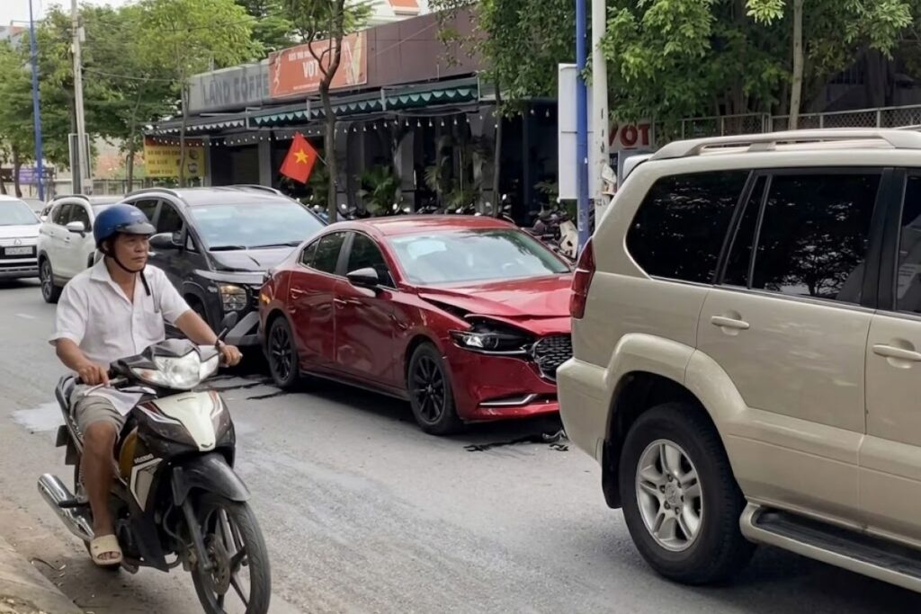 Tai nạn liên hoàn khiến 4 ô tô hư hỏng tại đường Đặng Văn Trơn, TP Đồng Nai, giao thông khu vực ùn ứ.