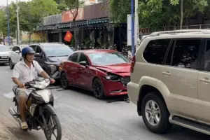 Tai nạn liên hoàn khiến 4 ô tô hư hỏng tại đường Đặng Văn Trơn, TP Đồng Nai, giao thông khu vực ùn ứ.