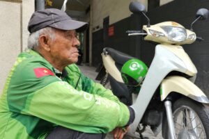 Tài xế xe ôm 89 tuổi Trần Văn Sanh ở TP.HCM vẫn miệt mài mưu sinh, có khách chủ động ngồi sau để ông được nghỉ ngơi.