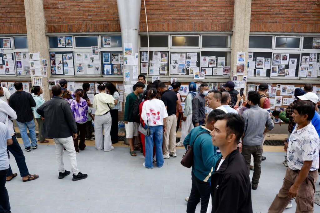Thân nhân người mất tích sau lũ Bhotekoshi tìm tin tại Bệnh viện Đại học Tribhuvan ở Kathmandu giữa chiến dịch nhận diện nạn nhân.