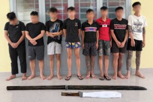 Thanh thiếu niên dùng dao tự chế, ghế sắt rượt đánh nhau trên đường Võ Thị Sáu, 7 người bị áp dụng biện pháp tố tụng