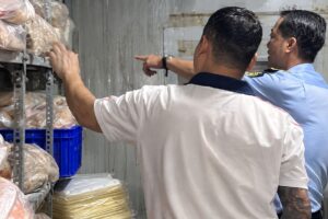 Phát hiện hơn 256 kg thịt gà không có hạn sử dụng tại Công ty N.T. Foods, doanh nghiệp bị xử phạt và buộc tiêu hủy số hàng.