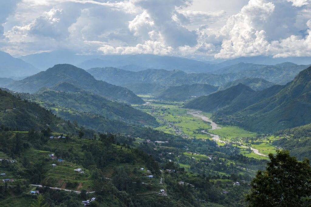 Thảm họa lũ Nepal diễn ra trên địa hình núi sâu và vùng biên phức tạp, khiến việc tiếp cận, tìm kiếm và phục hồi đời sống thêm khó khăn.