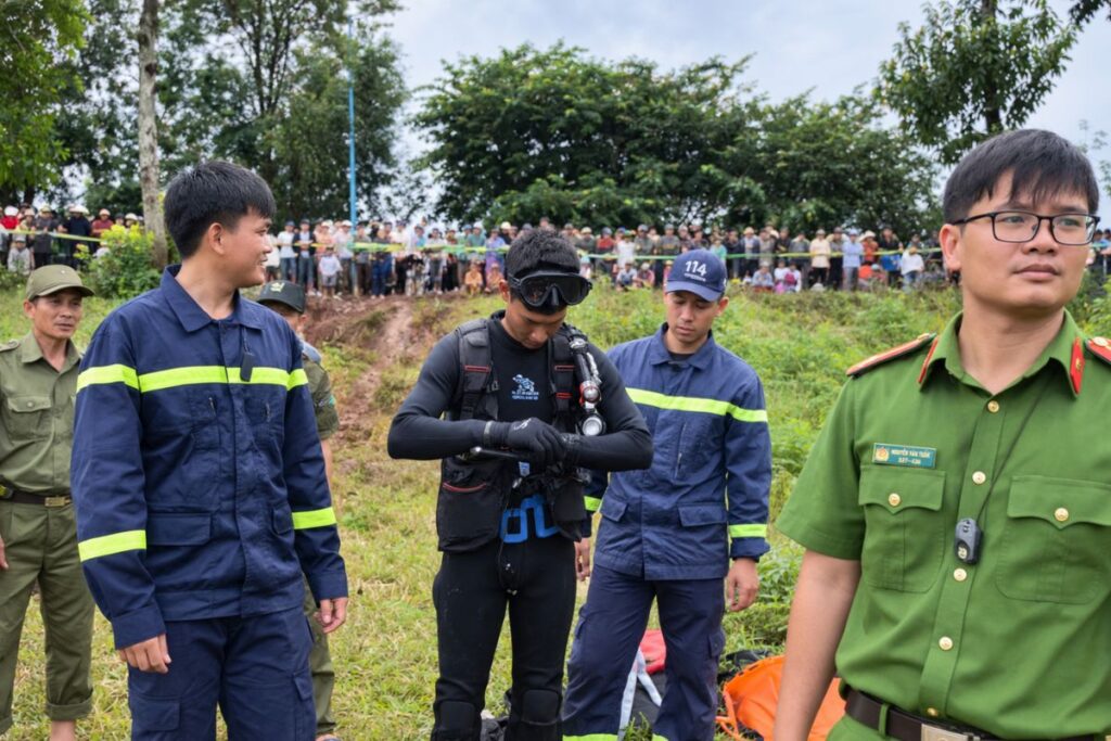 Mưa lớn tại Đồng Nai cuốn trôi ô tô, lực lượng chức năng huy động phương tiện tìm kiếm người nghi mất tích trong đêm.